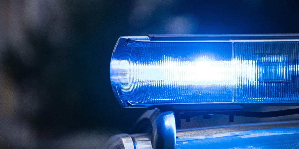 Frieme Mann schléit klengem Kand op de Kapp an ass elo wéinst Mordversuch ugeklot 