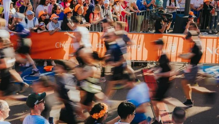 Esou vill wéi nach ni: 18.000 Leefer:inne ginn un de Start vum Stater Nuetsmarathon | © ING Night Marathon / Instagram