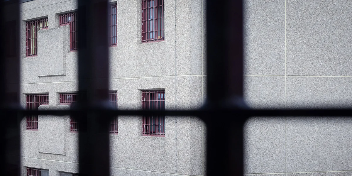 Arméierten Iwwerfall: Op en Neits e Mannerjäregen zu Schraasseg placéiert