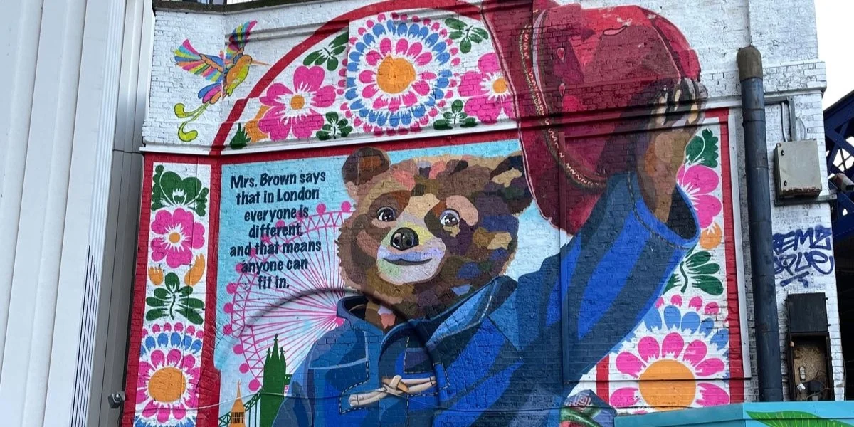 De Paddington Bear ass omnipresent zu London. | © Jo Diseviscourt De Paddington Bear ass omnipresent zu London. | © Jo Diseviscourt