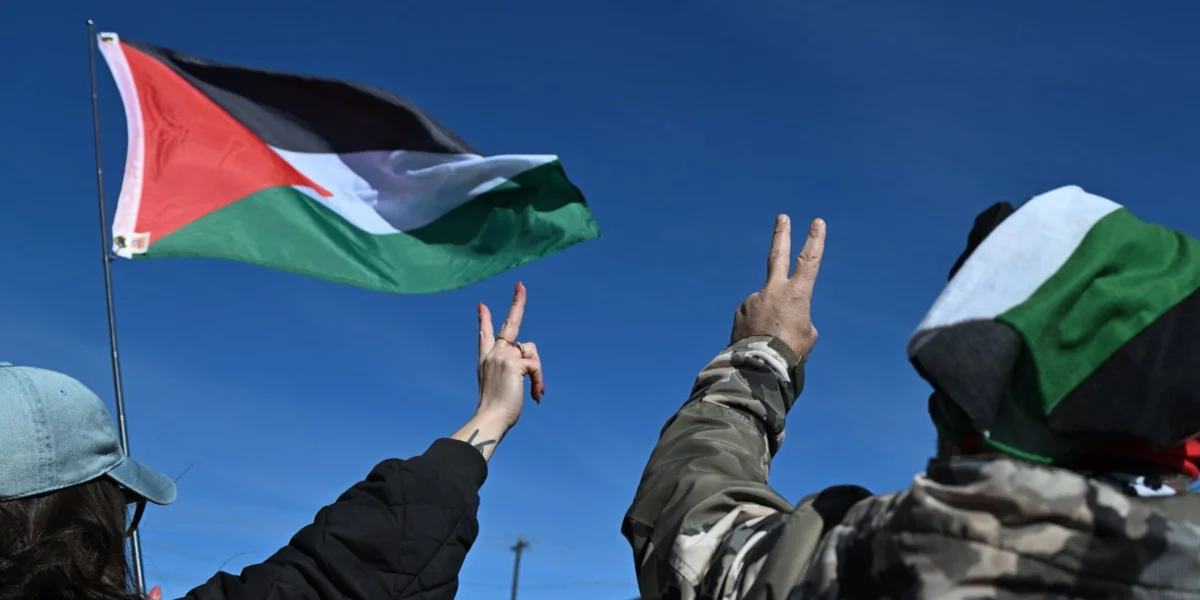 Israel soll bereet sinn, sech aus Gazasträif zeréckzéien an Hamas wëllt Waffen ofginn | © picture alliance / NurPhoto | Artur Widak