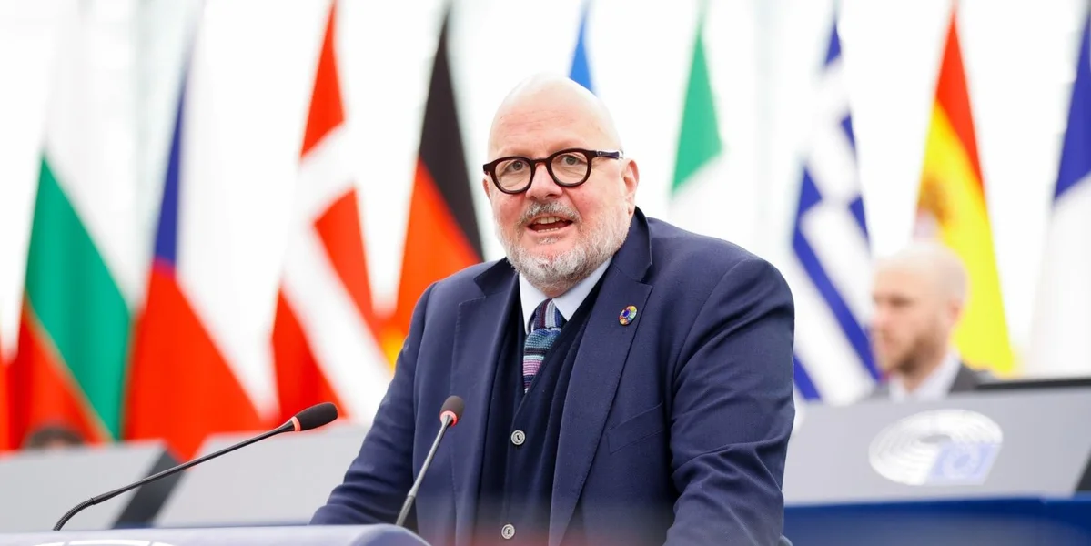 Den LSAP-Europadeputéierte Marc Angel ass Co-President vum fraktiounsiwwergräifenden LGBTQIA+-Grupp am Europaparlament. | © European Union