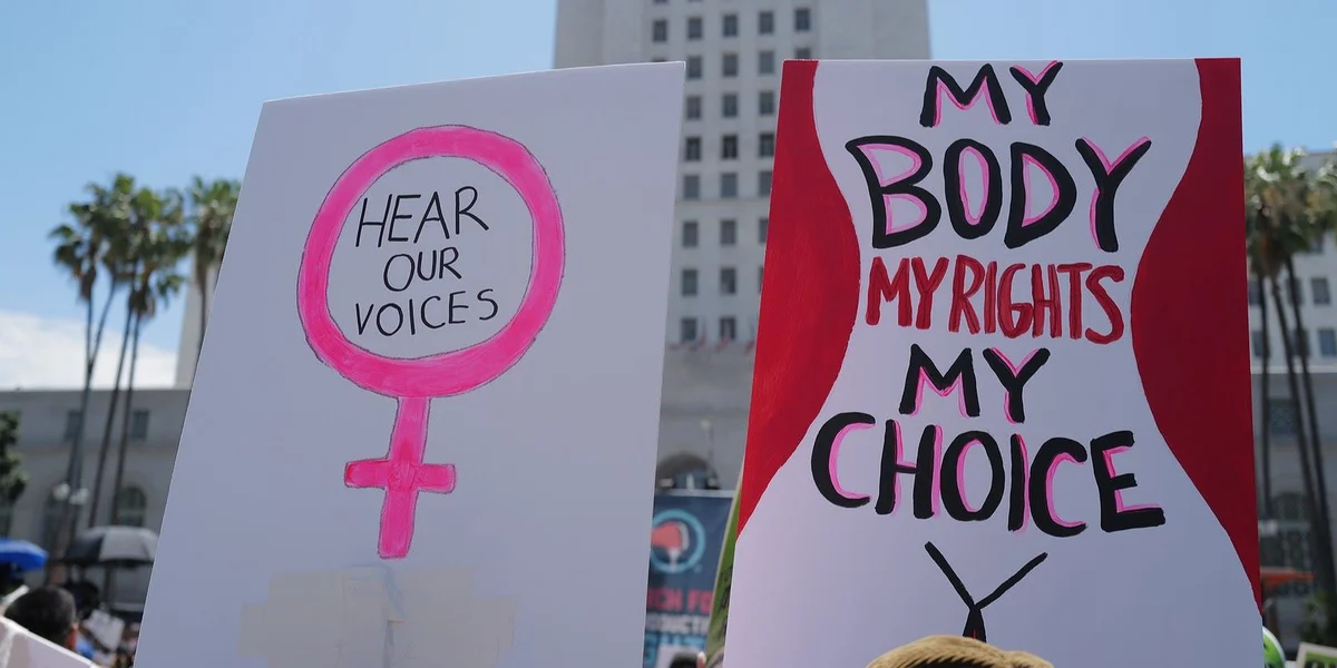 Staatsrot: Positiven Avis fir Recht op Ofdreiwung an d’Verfassung anzeschreiwen | © Bigstock 