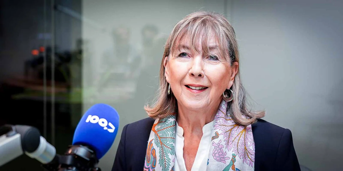 Stater Buergermeeschtesch Lydie Polfer stäipt der Conservatoires-Direktioun de Réck | © Jo Diseviscourt