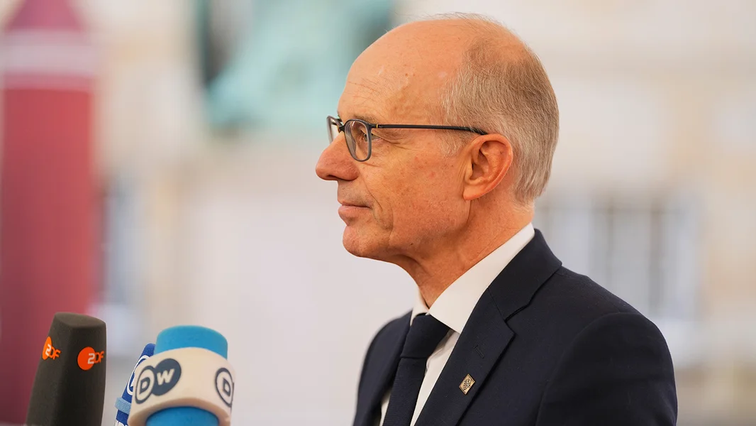 Russescht Verméige benotzen: Luc Frieden bleift skeptesch | © EPA/THOMAS TRAASDAHL DENMARK OUT  