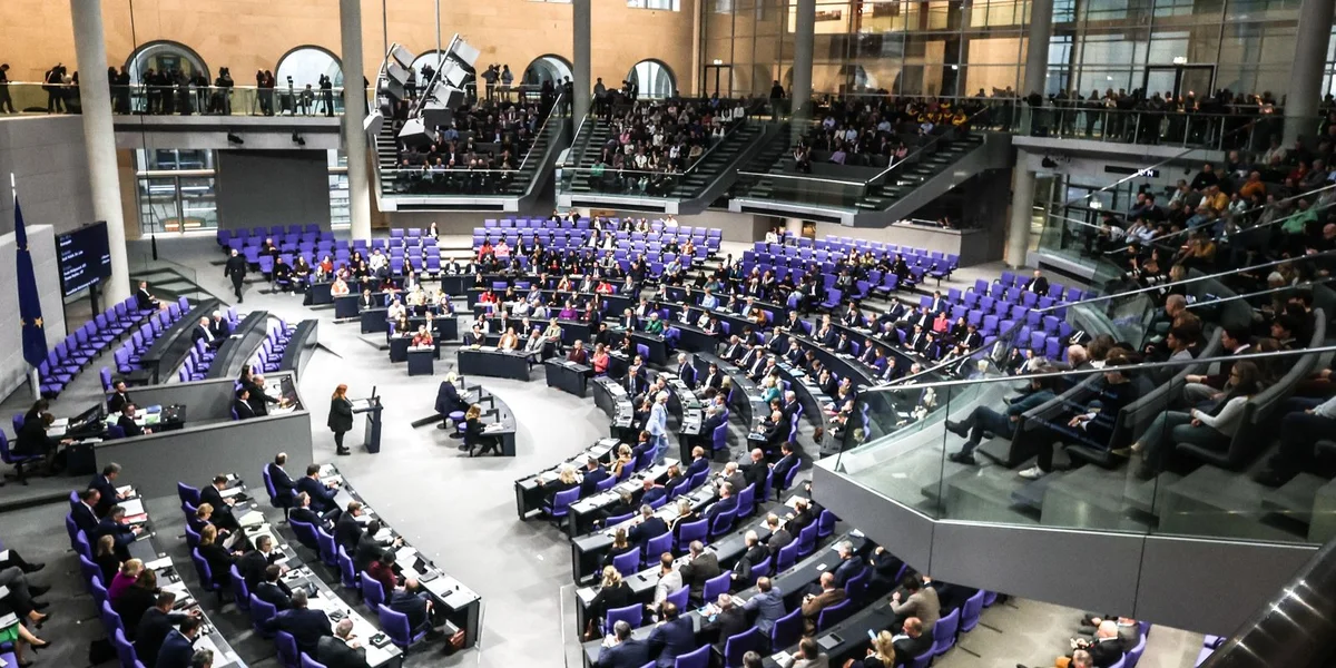 Bundestag decidéiert ëmstriddent Rentegesetz | © EPA / FILIP SINGER