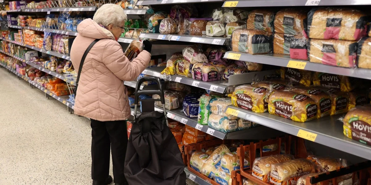 Wéi eng Präispolitik gëtt et an de Supermarchéen an der Groussregioun?  | ©  EPA/ANDY RAIN