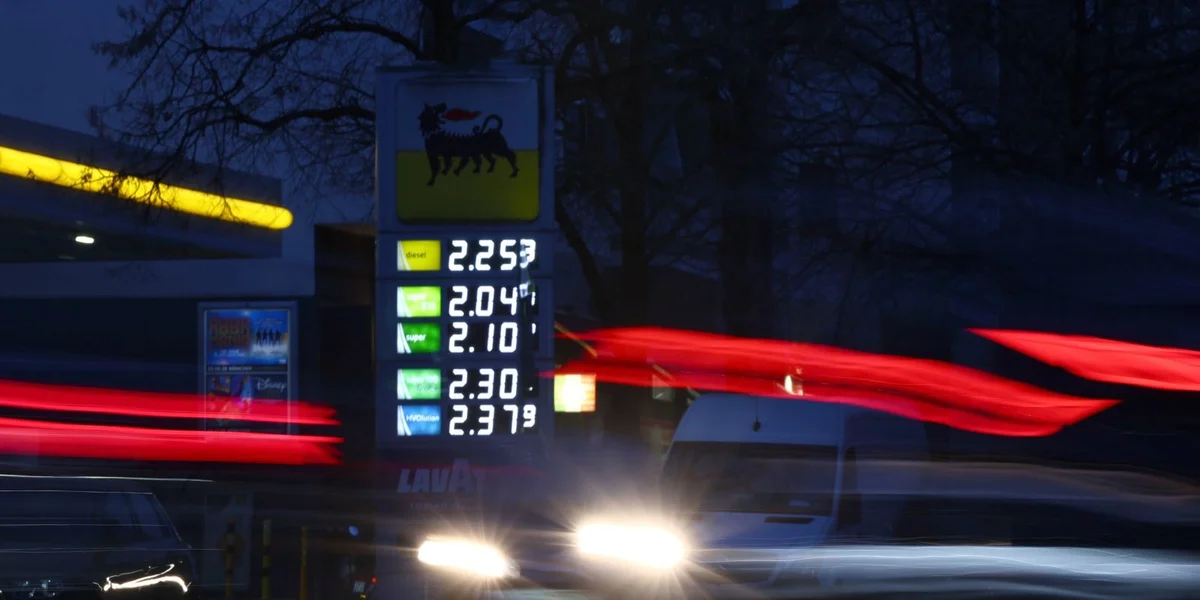 Greenpeace beschëllegt d‘Pëtrolskonzerner, Krichs-Profitter ze maachen | © EPA/ANNA SZILAGYI