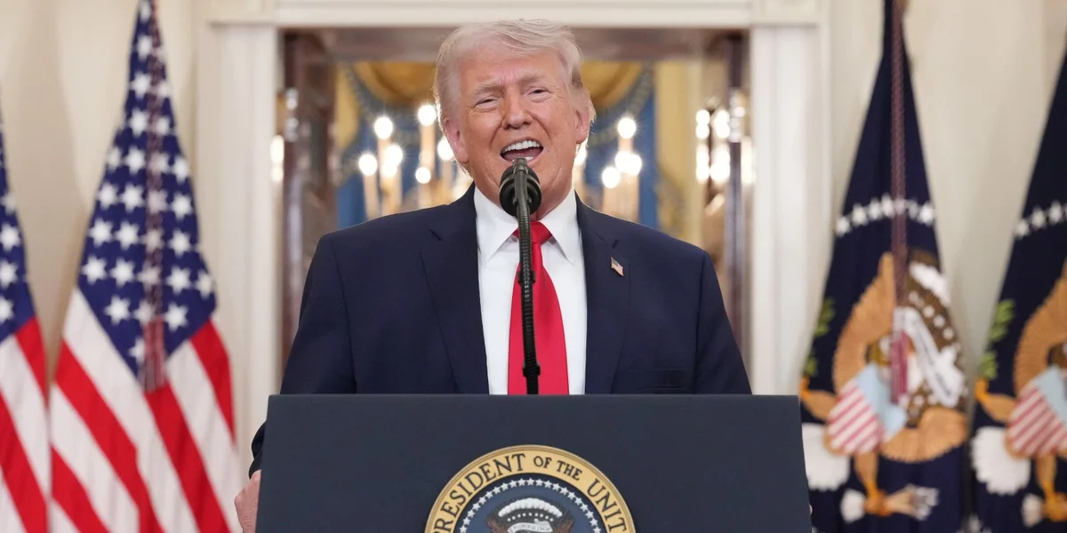 US-President Donald Trump dreet dem Iran "Eng ganz Zivilisatioun wäert hënt stierwen" | © EPA/ALEX BRANDON / POOL