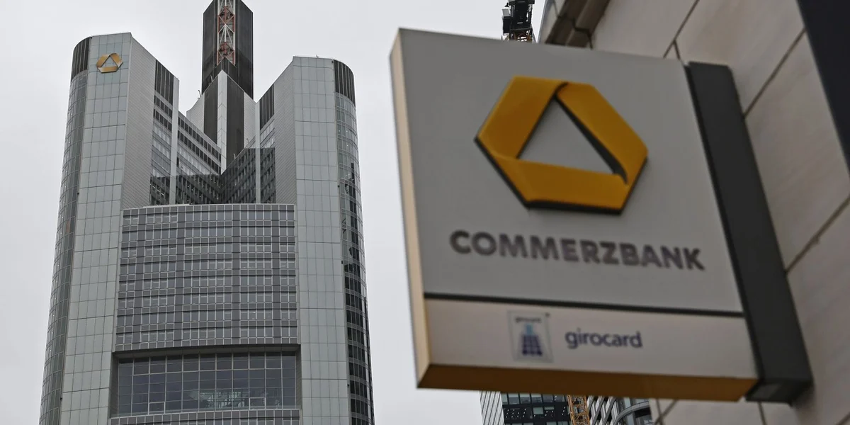 Commerzbank baut 3.000 Aarbechtsplazen of fir "méi Gewënn"  | © EPA/RONALD WITTEK