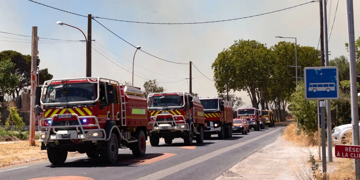 Drëtt Canicule: Frankräich gëtt de Flamen an de Pyrénées-Orientales net meeschter | © EPA/CHLOE REULET