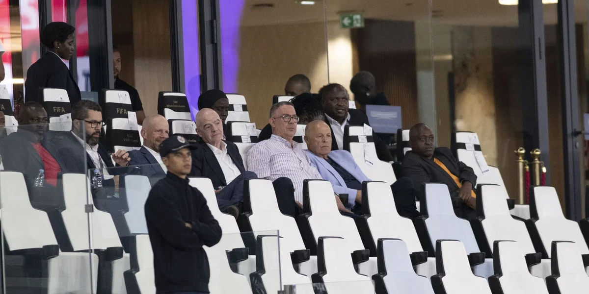 Den Infantino-Kritiker Kevin Lamour gouf vum Weltfussballverband entlooss | © EPA/JALAL MORCHIDI