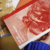 Literatur-Nobelpräis: Wéi zougänglech ass d'Wierk vun der Anne Carson? | © EPA/TOLGA AKMEN