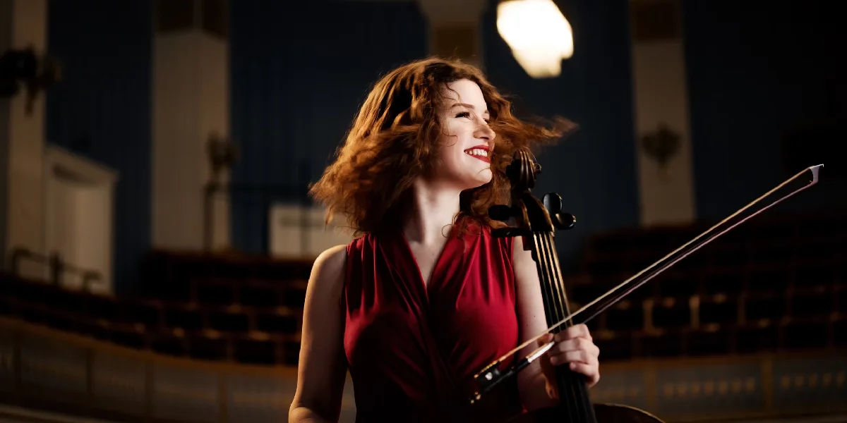 Eng Cellistin, déi kee Problem huet hir schwaach Säit ze weisen | © Julia Wesely