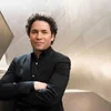 De Gustavo Dudamel ass bei der WM-Halftimeshow dobäi | © Smallz Raskind & LA Philharmonic / Quell: www.deutschegrammophon.com